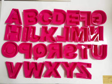 Carregar imagem no visualizador da galeria, Pequeno Moldes de letras cor-de-rosa A - Z (Todas as 26 Letras Definidas) também disponíveis como single ou pacote de 2 - perfeito para resinas!
